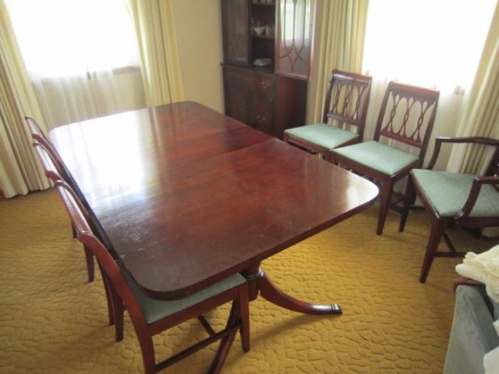 Mahogany Duncan Phyfe dining table with 1 leaf and 6 chairs
