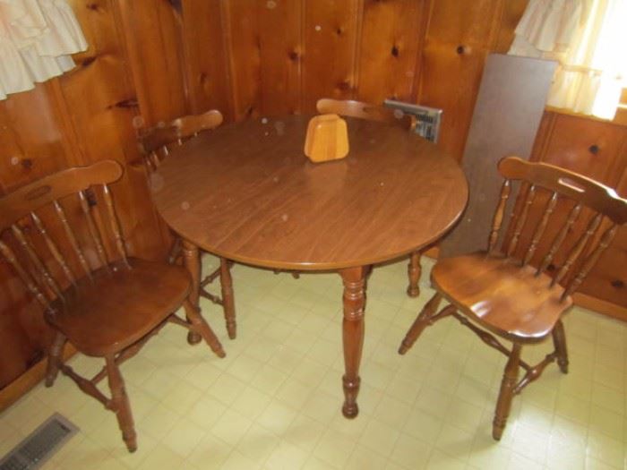 Kitchen table and 4 chairs-laminate top and 1 leaf