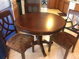 Newish 2 chair dinette set. Pedestal table. 