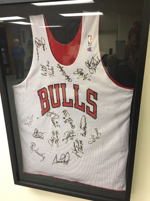 Bulls jersey 1990's signed by  the players  ** MAKE YOUR OFFERS **