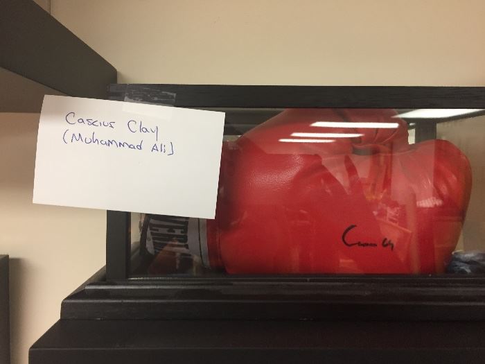 Caseius Clay (Muhammad Ali) signed boxing glove