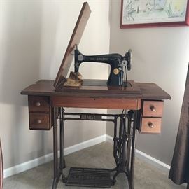 Antique Singer Sewing machine -early 1900's