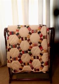 wedding ring quilt and quilt stand