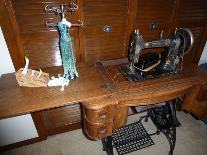 Sewing machines (2 old, 1 modern), jewelry stand, ceramic geese