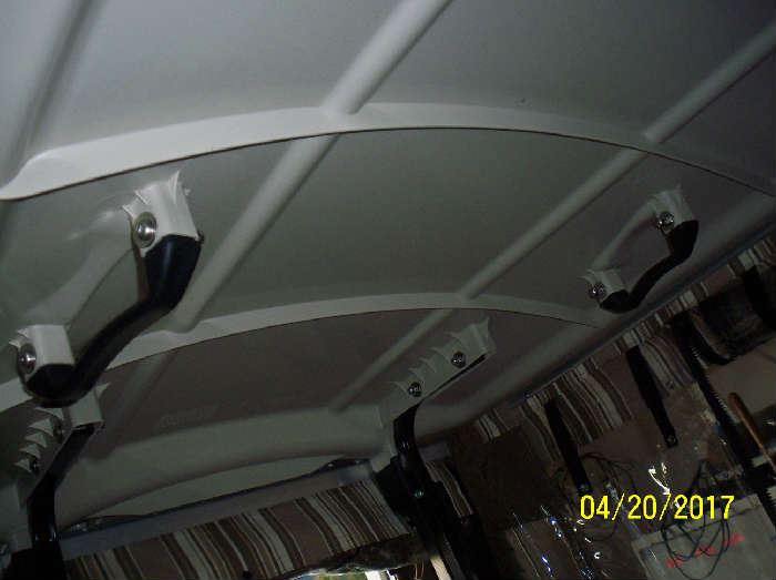 It also has 2 hand grips on ceiling of cart.