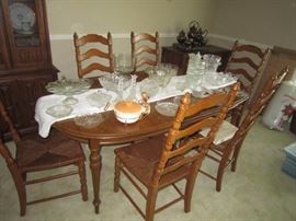 Dining table with 2 leaves and 6 chairs