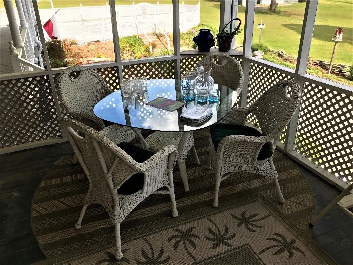 Wicker Outdoor Patio Table and 4 chairs.