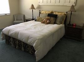 Queen Size Bed & Frame                                                        2 Night Stand Tables & 2 Table Lights