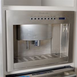 Electrolux Icon Built In Coffee and Espresso Machine: An Electrolux Icon coffee machine. The machine makes freshly ground coffee drinks such as single and double espresso, latte, decaf, hot water and froths milk for cappuccino. The exterior is stainless steel. The appliance has been tested and is working.