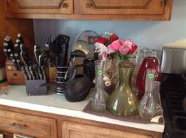 3 knife sets, lots of vases