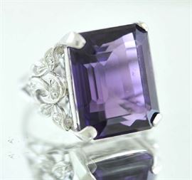 Lot 142: 18k white gold and amethyst ring with diamonds, 11.5 grams