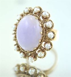 Lot 166: 18k yellow gold ring large lavender jade with pearl, 14.2 grams