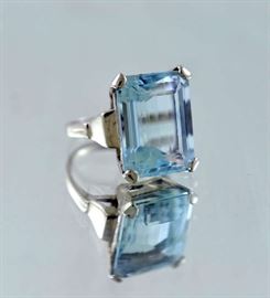 Lot 251: Platinum ring set with a large emerald cut aquamarine approx. 27 cts