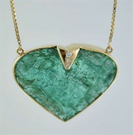 Lot 264: Unique carved Chinese emerald necklace with diamond, 15.2 grams