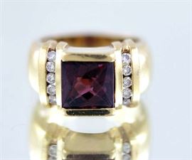 Lot 281: 18k yellow gold rhodolite and diamond ring