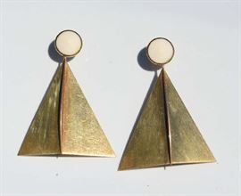 Lot 289: Pair of gold earrings, Mid Century design, signed Ty, 18.3 grams
