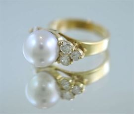 Lot 296: Good 14k yellow gold pearl and diamond ring, 10.7 mm pearl with six diamonds approx. 1 ctw