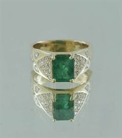 Lot 317: 14k yellow gold ring emerald cut emerald approx. 1.5 ct with diamond melee