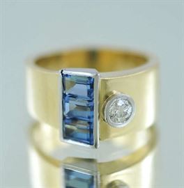 Lot 434: Quality 18k yellow gold and platinum retro ring with three blue topaz and diamond, 15.6 grams