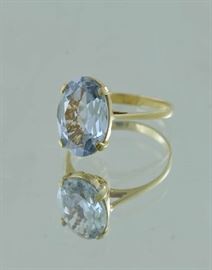 Lot 456: 18k yellow gold ring set with approx. 5.29 ct oval light blue spinel, size 8.5, 4.0 grams
