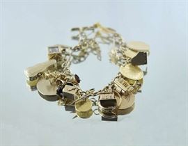 Lot 461: Charm bracelet, violin case, 68 grams