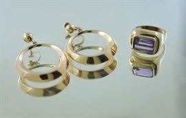Lot 496: 14k yellow gold and amethyst ring 14.5 grams with a pair of 14k gold earrings 14.6 grams, 29.1 grams total