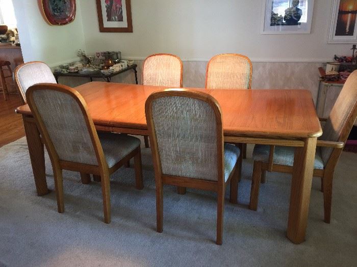 Lovely oak table with 6 chairs