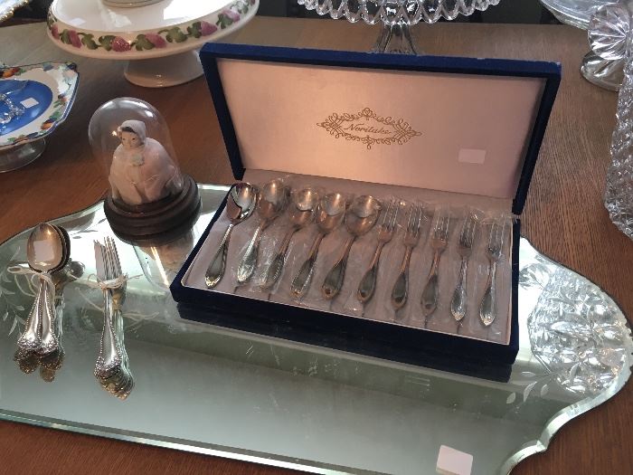 Lots of fun silver plated utensils at this sale including this fin boxed set