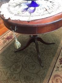 Round side table in great condition