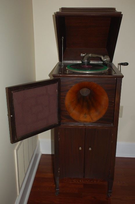 Emerson Victrola front view of horn and turntable