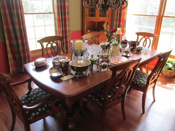 Gorgeous inlaid dining table with leaves and eight chairs