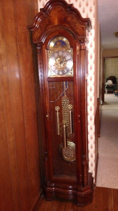 Beautiful Sligh Grandfather Clock runs beautifully