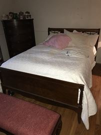 HUNTLEY FURNITURE VINTAGE MAHOGANY FULL SIZE BED, CHEST OF DRAWERS AND LONG DRESSER WITH MIRROR