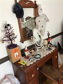 HOLIDAY AND HALLOWEEN DECOR'