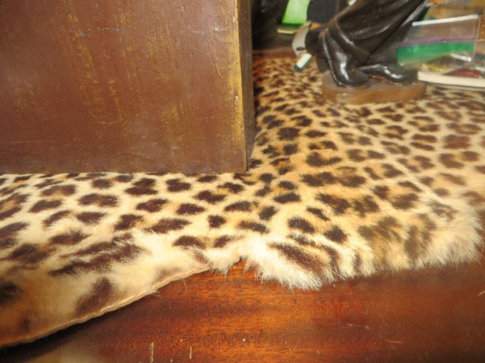 This a Cheetah skin rug. Buyer will need to have a valid Al photo id.