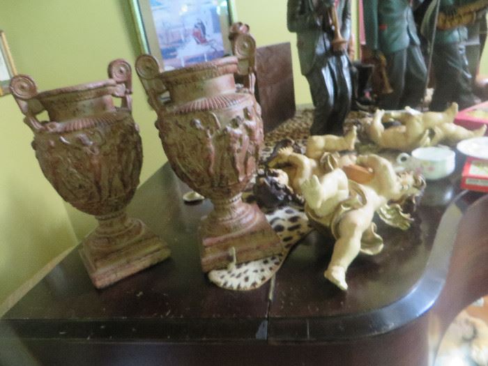 Pair of nice urns, set of three angels