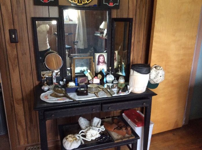 Antique Sligh dressing table and bench, tri mirror