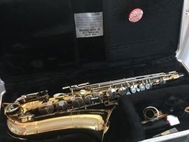 Bundy alto saxophone with case