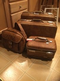 Vintage American Tourister suitcase set
