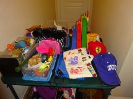 toys   hats