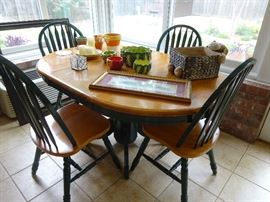 dinette with 4 chairs and 1 leaf.  Take leaf out and the table is round with a pedestal base