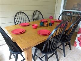 Haverty dining table with 2 leaves and 6 chairs 