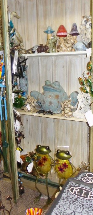 Garden decor: statues, ceramic mushrooms, metal animals and birds such as frogs, flamingos, cranes, owls, ducks, geese
