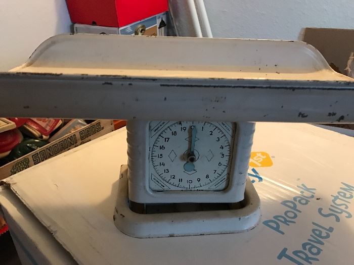 Baby scale from the 40's