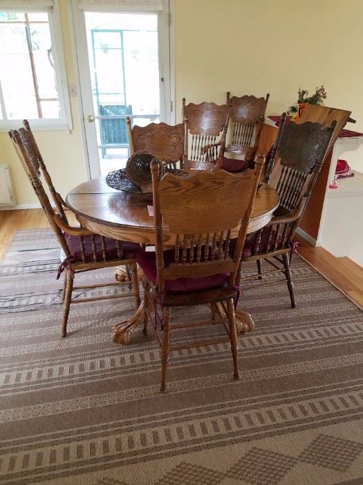 Round Paw Foot Oak Table with Large Leaf and 6 Vintage Style Chairs. Rush Carpet. 