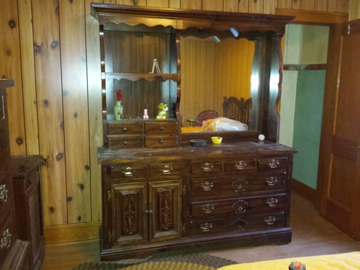 dresser hutch with mirror