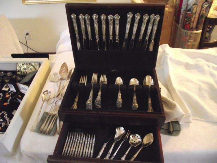 Gorham 'Chantilly' pattern sterling silver flatware, service for 12 plus serving pieces in wood storage chest