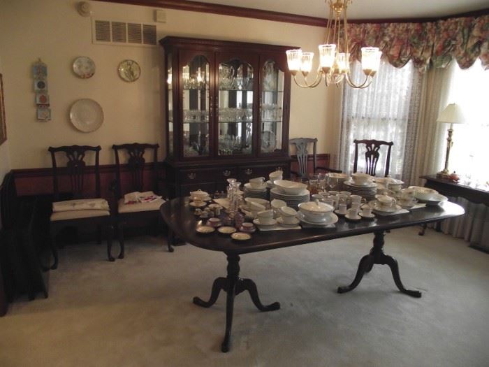 Pennsylvania House double pedestal dining table with two inserts, pads & six chairs