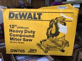 DeWalt heavy duty compound miter saw 12"