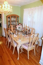 Bernhardt dining table with 2 leaves and 6 chairs